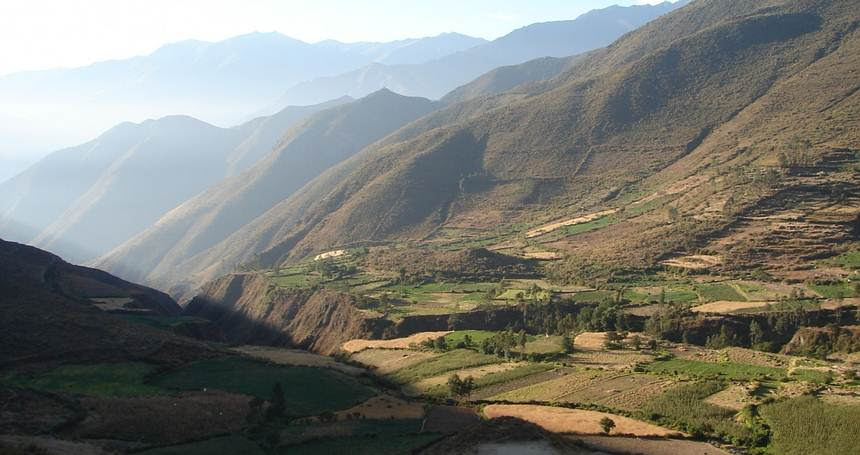 Valle Nepeña, Perú. Karecoto es el gran montículo visible en el centro de la foto. 