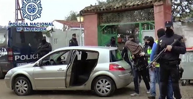 Detención en el poblado chabolista de la Cañada Real, conocido como el "supermercado" de la droga, de uno de los tres supuestos yihadistas detenidos. EFE
