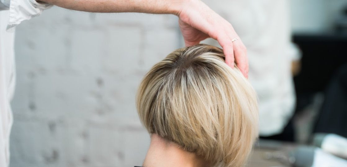 ショートヘアに似合うピアスの選び方 結婚式の参列用にも Jewelryrola 公式サイト