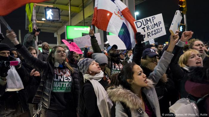 USA Tausende demonstrieren an US-Flughäfen gegen Trumps Einreisebann (picture alliance/AP Photo/C. Ruttle)
