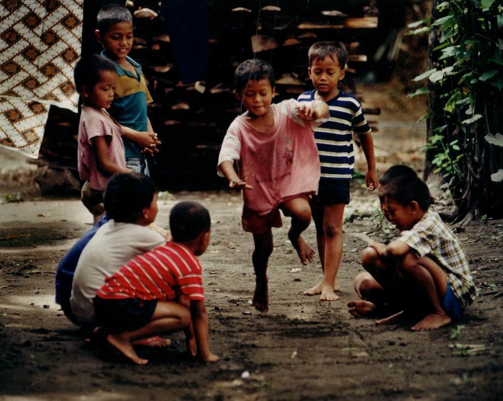 Masa kanak-kanak yang indah selalu dilewatkan dengan bermain bersama teman sebaya. Permainan tradisional engklek sangat disukai anak, karena melatih ketrampilan melompat.