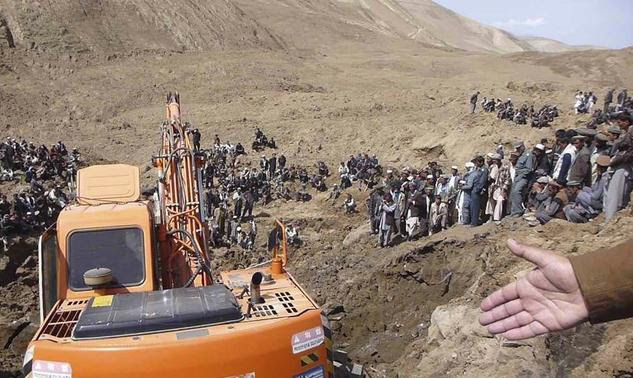 An excavator digs at the site of a landslide at the Argo district in Badakhshan province, May 3, 2014.  REUTERS-Stringer