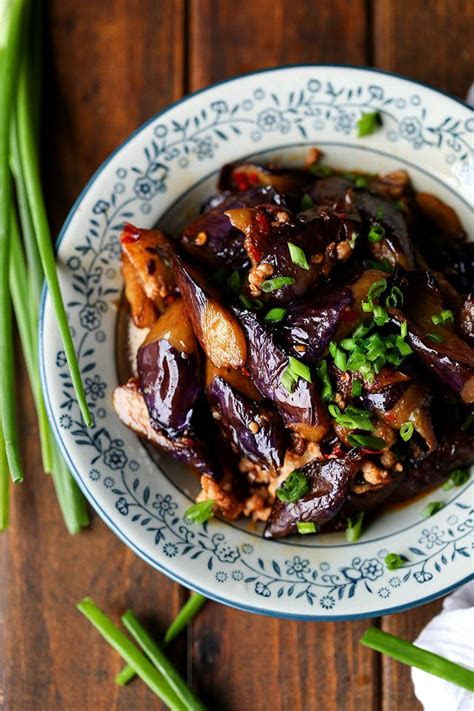 I've toyed with the idea of vegetarianism — veganism would involve giving up cheese and that's something this spaniard cannot bring herself to do — on numerous occasions. Chinese Eggplants with Minced Pork | Recipe | Food blogs