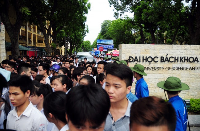 Phụ huynh mỏi mắt tìm con giữa “biển người” sau môn thi đầu - 1