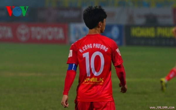 Công Phượng mất hút trên sân suốt 3 vòng đầu tiên ở V-League 2017. (Ảnh: Bảo Long)