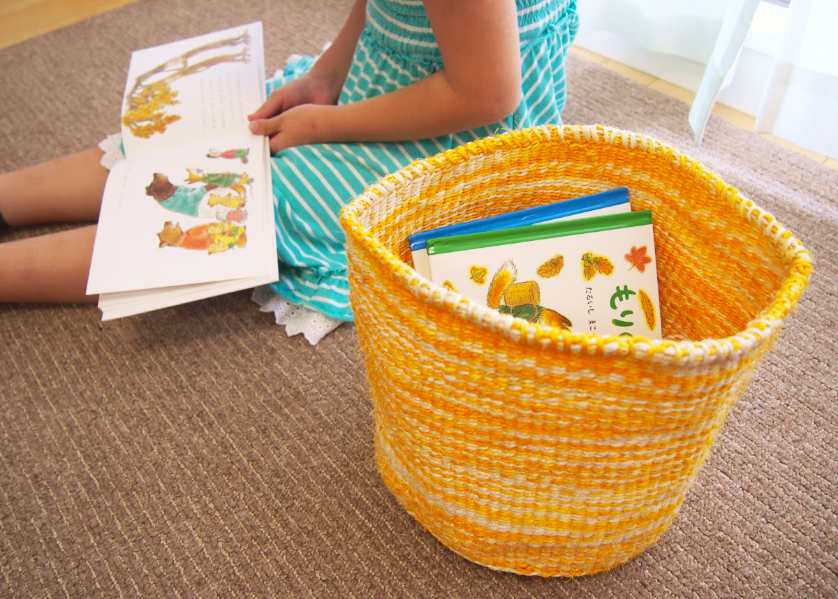 かごを使った絵本の収納アイデア 子供たちも簡単にお片付け Orikago