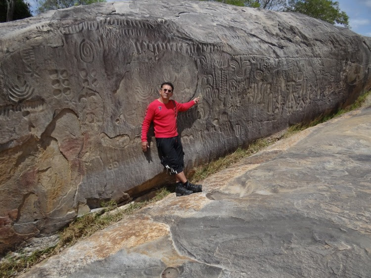  Valdecy Alves al lado de la Pedra de Ingá - Para dar una idea de escala 