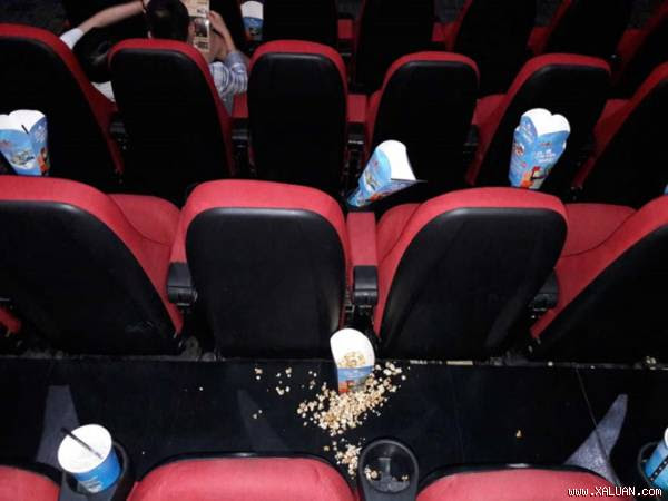 Sau một suất chiếu, rạp phim đầy rác