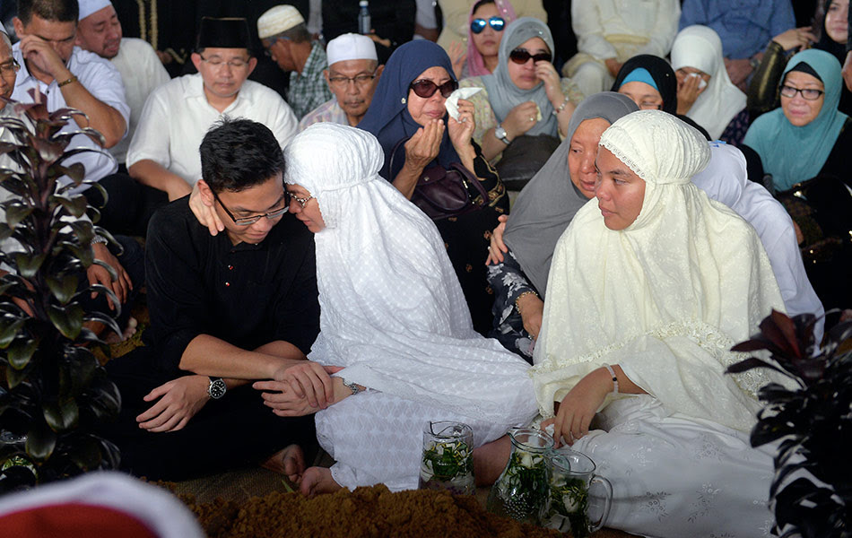 Keluarga dalam kesedihan  Upacara pengebumian Tan Sri 