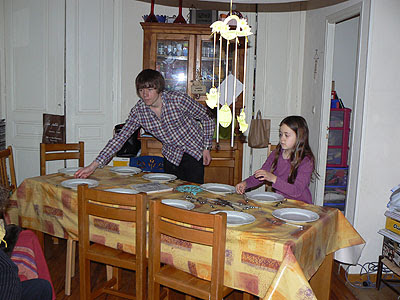 les ainés mettent la table.jpg