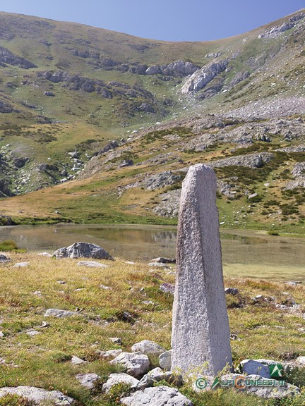 menhir del lago della ratoira