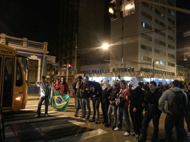 Manifestante bloquearam cruzamente, durante o protesto (Foto: Fernanda Fraga/ ÓTV)