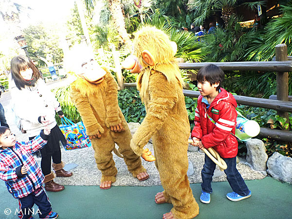 ディズニーで いたずら好きサル対決 Kid S Diary 子育て日記 イルカやクジラと泳ごう Into The Blue