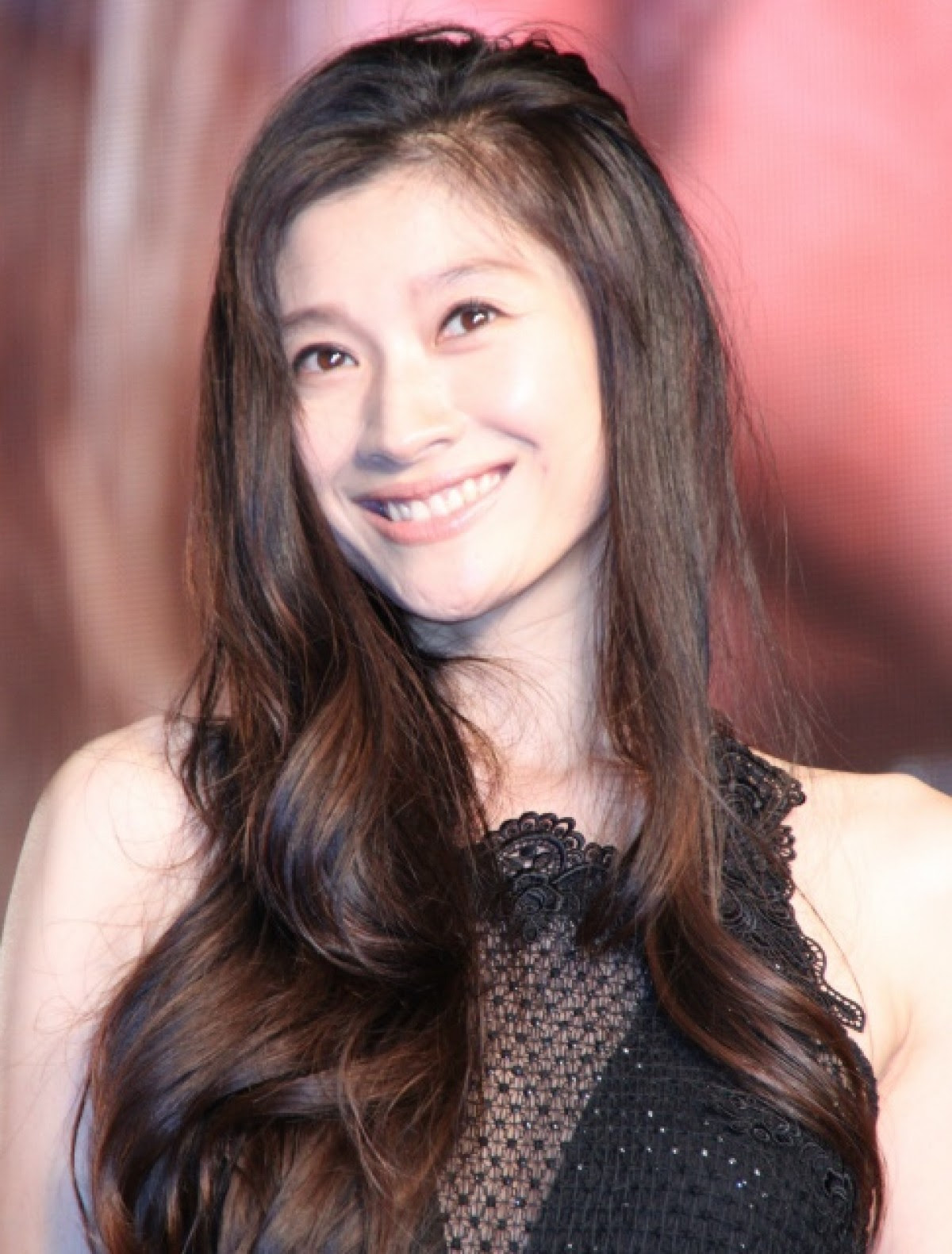 女子も男子も虜に 篠原涼子が魅せる天使のブラcmの美しすぎるブラ姿 エントピ Entertainment Topics