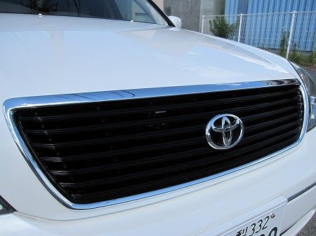 Ucf30セルシオのフロントグリルをブラックで塗装しています 山梨県 自動車 板金 塗装 イイノボディーサービス