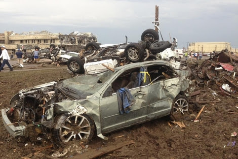 Vehículos volcados tras el paso del tornado. | Reuters