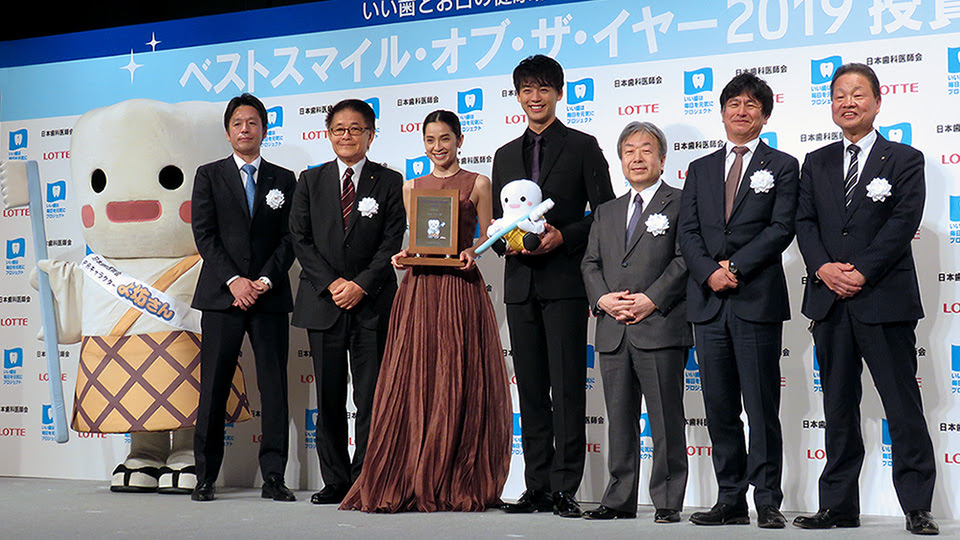 医歯薬新報 14オンライン ニュース 中村アンさん 竹内涼真さんが受賞 歯科医療界の最新情報をお届けする会員制ニュースサイトです