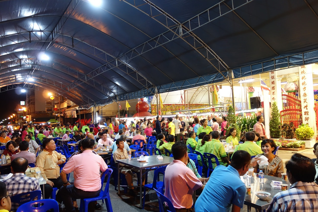 무료로 음식을 나누는 화교 행사. 화교들의 입지와 친화력이 돋보였다.