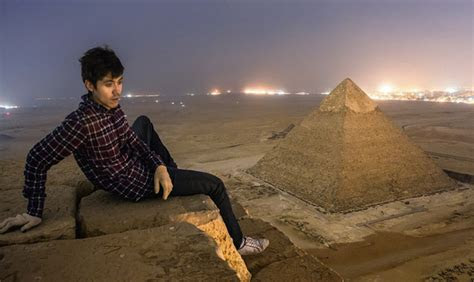 crazy russians illegally climb egypts great pyramid