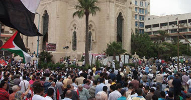  آلاف المواطنين أمام مسجد القائد إبراهيم