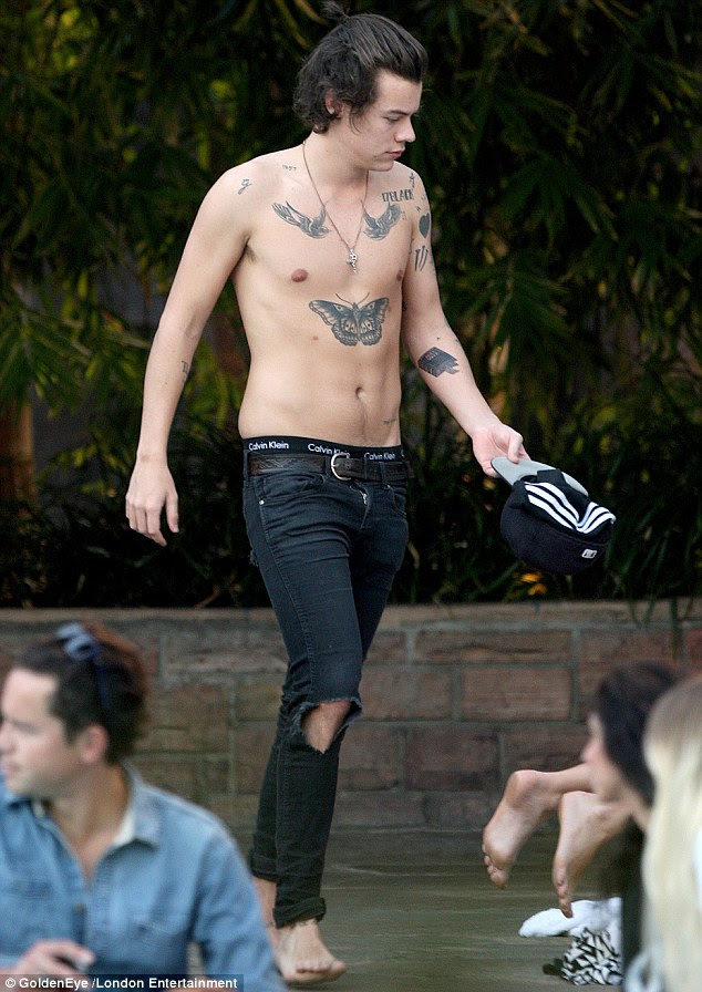 Harry tem estilo!  Ele também tem Calvin Klein cuecas em também!