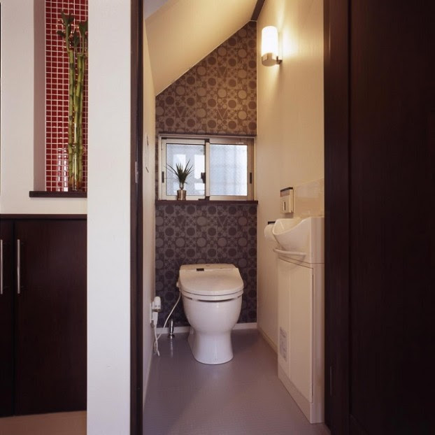 階段下のスペースを活用した落ち着いた雰囲気のトイレ 津市 三重県津市 新築 リフォーム バリアフリー 松浦建築