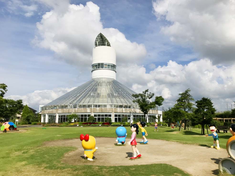 高岡おとぎの森公園 屋外 屋内アスレチックにドラえもん探しまで楽しめる豪華な公園 行き方 駐車場 富山 で子供とお出かけ遊び場体験ブログ 雨の日の室内施設や公園 観光情報 コトコトとやま