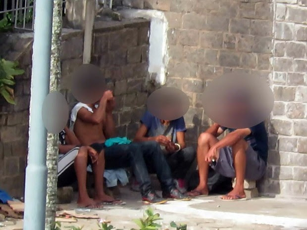 Usuários e vendedores de crack ficam no pátio da Igreja de São Benedito (Foto: Reprodução EPTV)