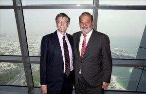 En la imagen Bill Gates (i) y el mexicano Carlos Slim Helú, los dos hombres que encabezan año tras año las listas de millonarios. EFE/Archivo