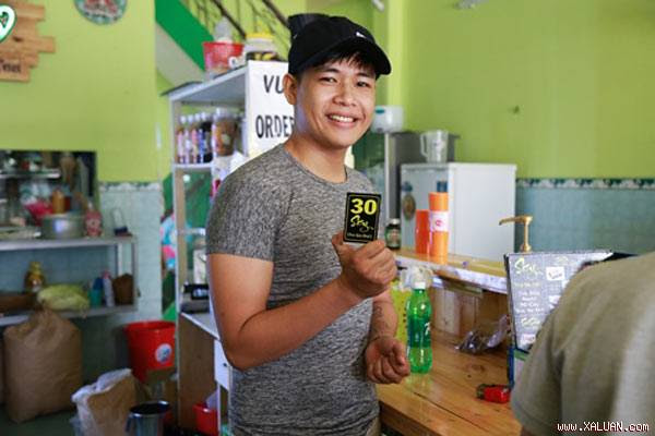   Chàng hot boy trà sữa Tấn Lợi tươi rói trong những ngày đầu năm buôn bán đắt khách