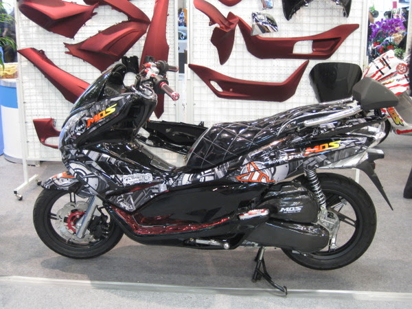 Pcx125 新型のかっこいいカスタム画像やマフラーはこれだ Pcx150やpcx125 新型の値引きや価格 納期 燃費を大公開