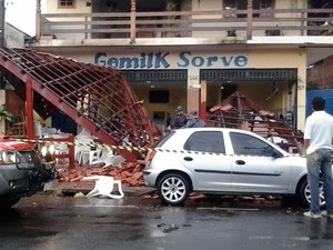 Estrutura do telhado desabou em cima de clientes (Foto: Maurício Marques/TV TEM)