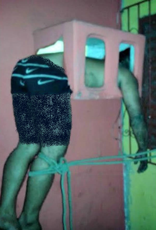 عالقون في أماكن غريبة 