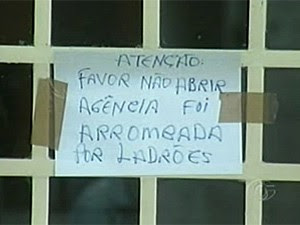 Imagem de 14 de junho mostra mensagem deixada em agência assaltada em Senador Rui Palmeira  (Foto: Reprodução/TV Gazeta)