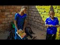 Wamkalishi Kwenye Maji Mke wa Ndugu Yao | Comedy