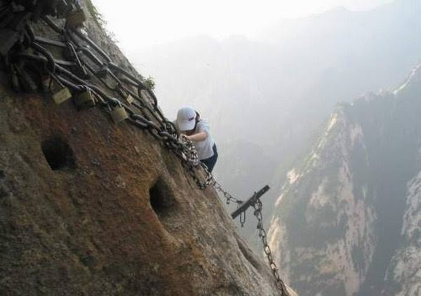 most dangerous tourist hiking trail 08 Worlds Most Dangerous Tourist Hiking Trail