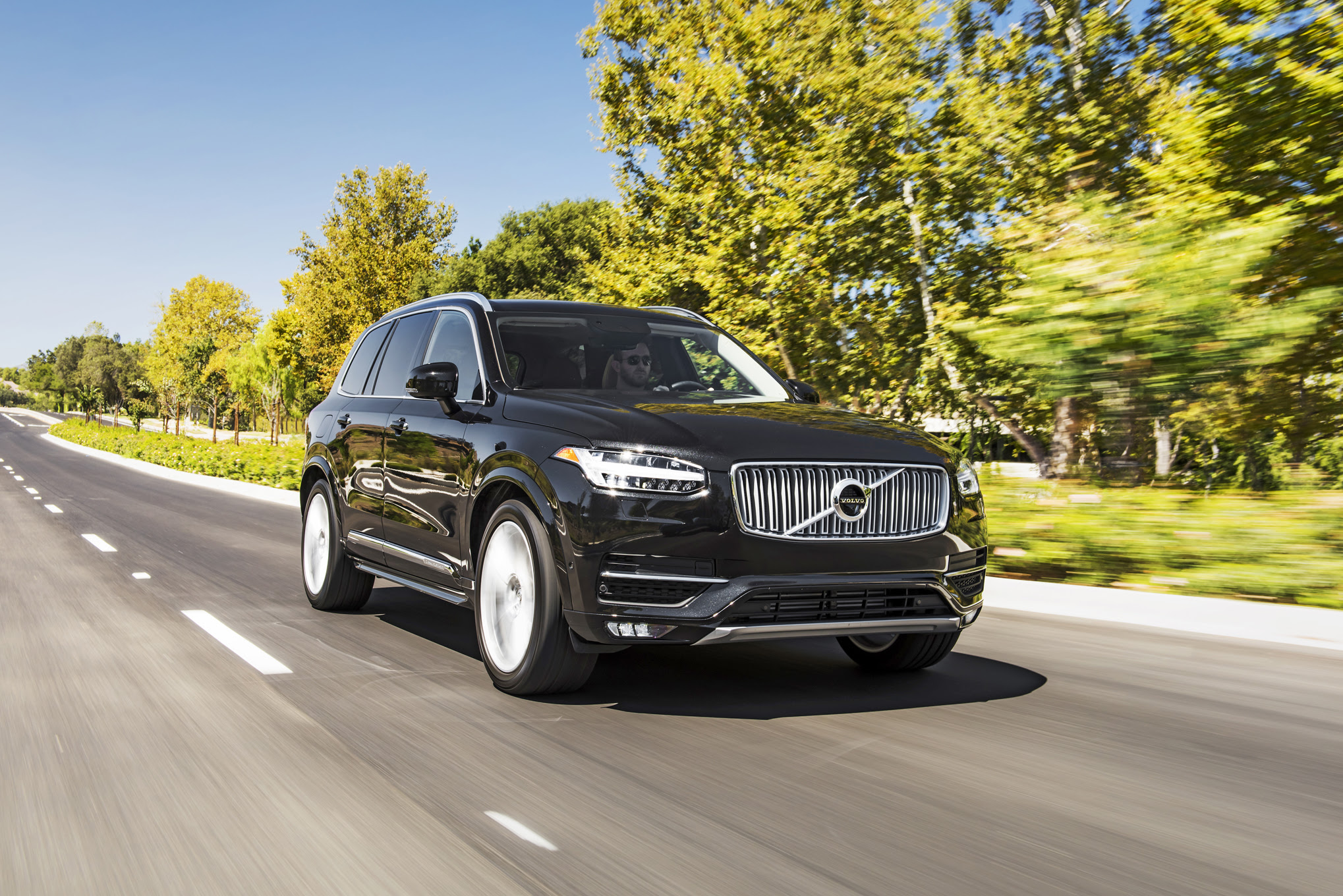 2016 Volvo XC90 T6 AWD Inscription front three quarter in motion 04
