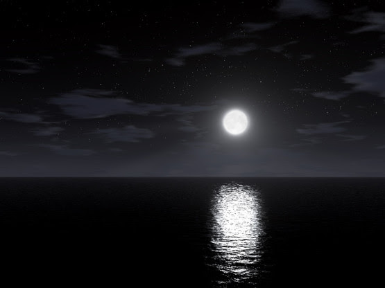 Bayangan sinar bulan purnama saat jatuh di permukaan air laut yang tenang.