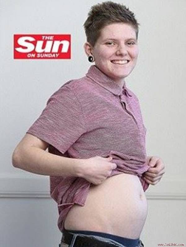 Anh Hayden Cross ở thành phố Gloucester của Anh tuyên bố rằng anh ta đã có thai được 4 tháng. (Nguồn: The Sun)