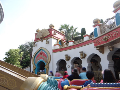 ジャスミンのフライングカーペット の待ち列に金の隠れミッキー ディズニー裏話 雑学 トリビアが2 000話以上 ディズニーブログ じゃみログ