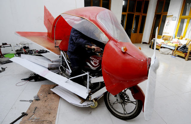 Seorang Petani China Edan Membuat Pesawat