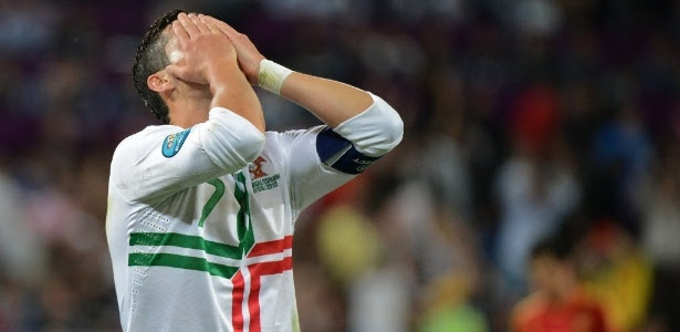 Cristiano Ronlado lamenta a eliminação de Portugal da Euro-2012. A Espanha se classificou para a final por 4 a 2 nos pênaltis 