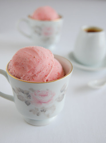 Strawberry ice cream with caramel sauce / Sorvete de morango com calda de caramelo