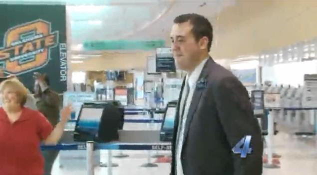 Austin Spitler berjalan santai saat tiba di bandara Will Rogers World Oklahoma. Akan ada kejutan ?