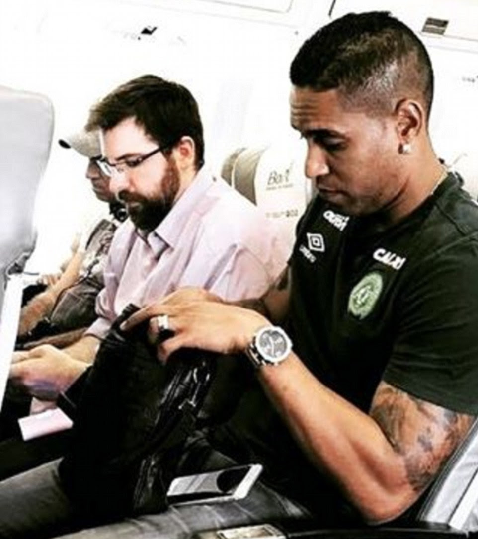 A foto postada em um site de fãs mostraram ex-jogador do Atlético de Madrid Cleber Santana, 35, em um avião antes que ele foi morto no acidente