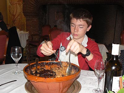 clem qui se sert de cassoulet.jpg