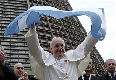 Pope Francis holds an Argentina flag outside the Metropolitan cathedral in Rio de Janeiro July 25, 2013. REUTERS-Stefano Rellandini
