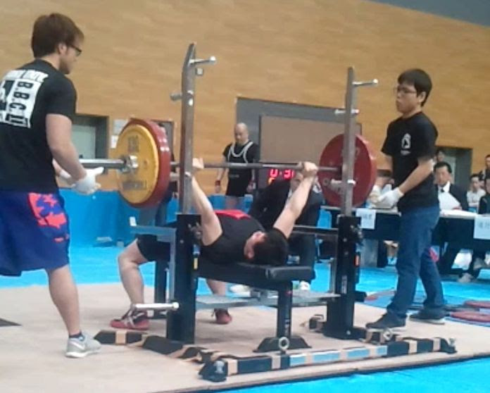 ベンチプレス74ｋｇ級宮城県記録 160kg 保持者i選手にベンチプレスの練習方法などをお聞きしました I選手の試技は軌道が正確でブレがなく 非常に美しいフォームです その秘訣は 160ｋｇのバーベルであってもたとえ1ｋｇの軽い棒であってもスミス