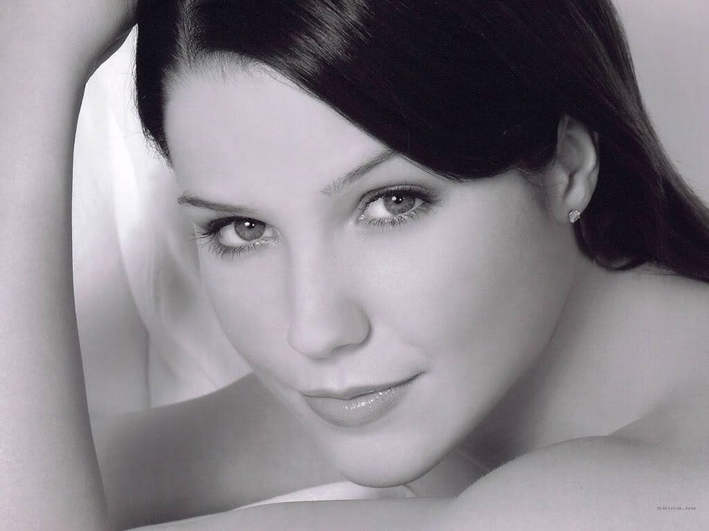 http://i96.photobucket.com/albums/l181/mandyc23/sophia-bush-1024x768-23065.jpg
