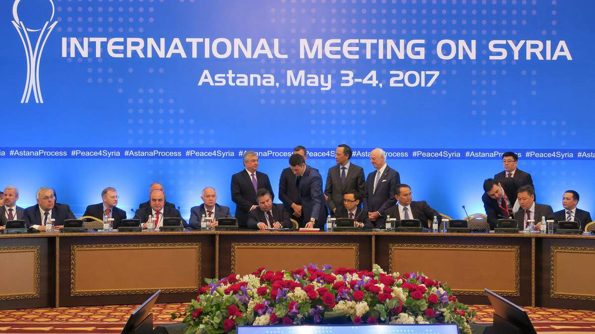 Signature du mémorandum établissant les zones de désescalade lors du quatrième cycle des négociations pour la paix en Syrie, à Astana, Kazakhstan, le 4 mai 2017. Aliia Raimbekova/Anadolu Agency/Getty Images.